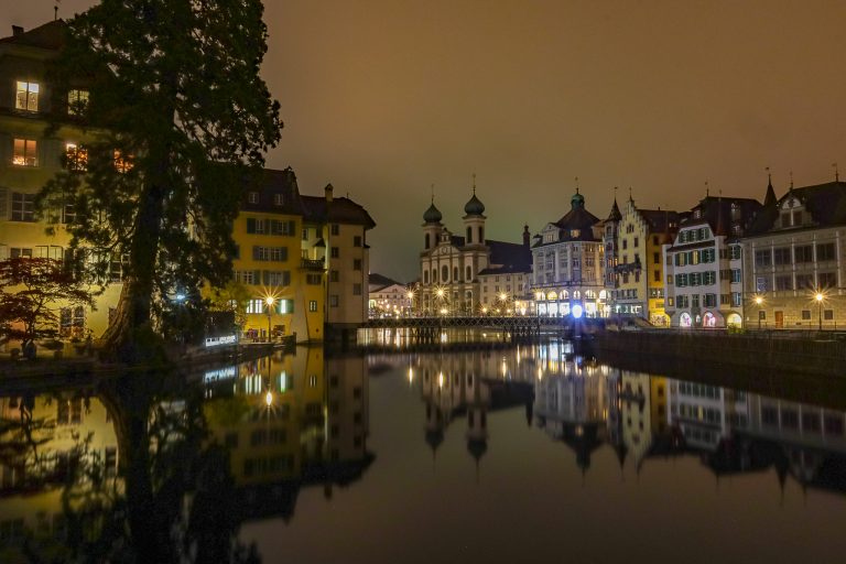 Blick auf die Jesuitenkirche über die Reuss