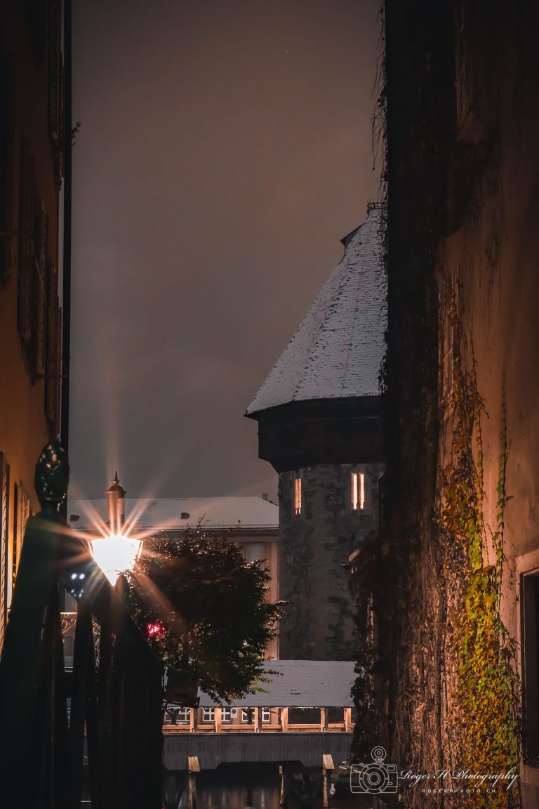 Schneebedeckter Wasserturm