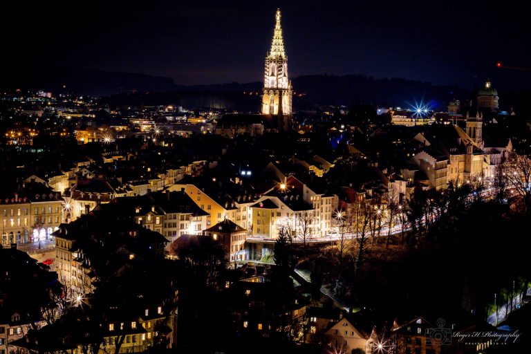 Zauberhaftes Bern bei Nacht: Die historische Altstadt und das beleuchtete Münster