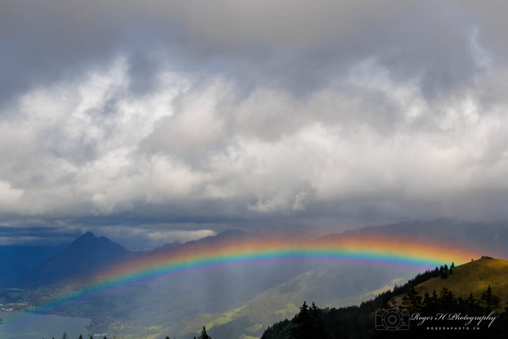 Regenbogen über dem Sarnersee, fotografiert auf der Fluonalp.